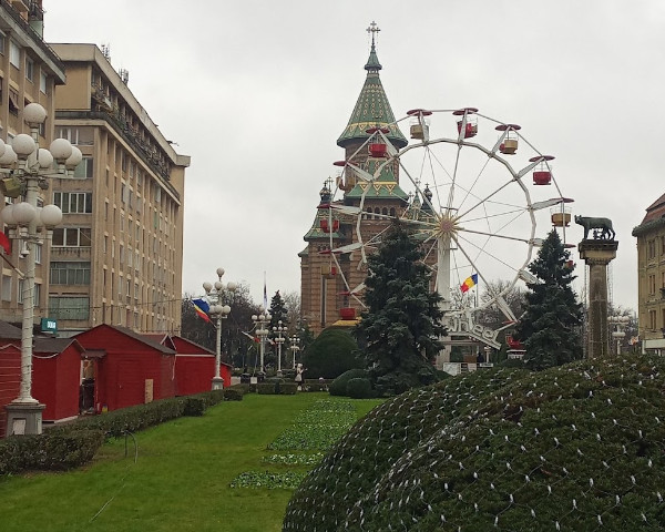 Catedral Metropolitana Ortodoxa de Timișoara en la Plaza de la Victoria