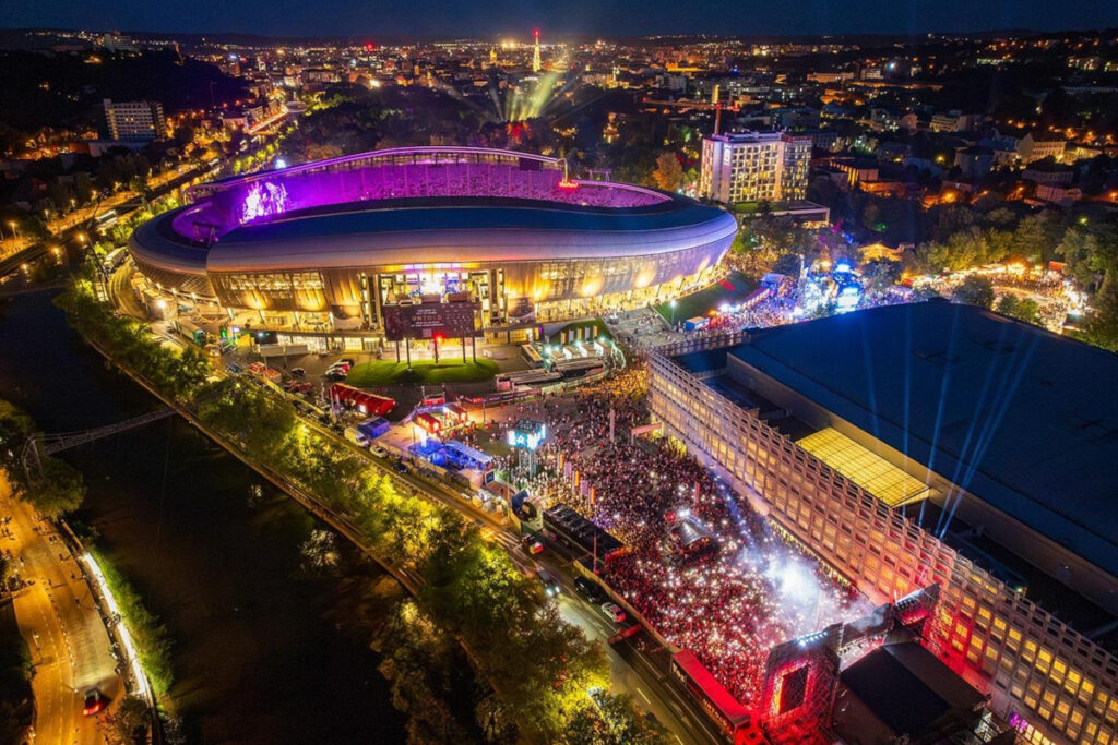 Vista aérea del Cluj Arena y del recinto de UNTOLD Festival durante la noche