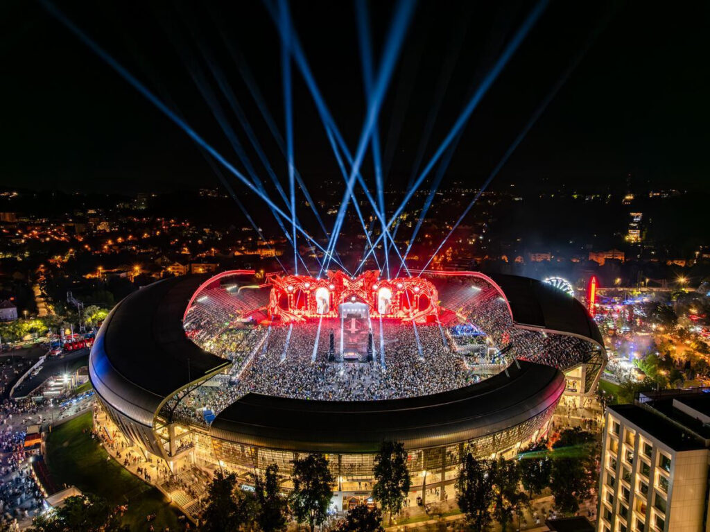 Cluj Arena lleno durante UNTOLD Festival con luces y escenario principal
